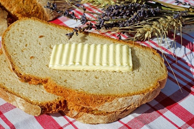 plátek másla na chlebu