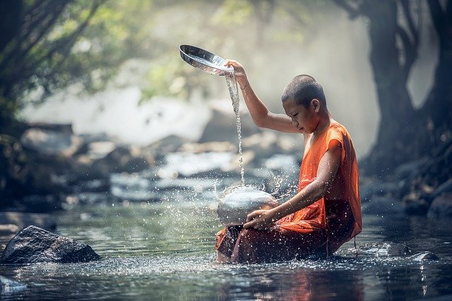buddhistický rituál s vodou.jpg