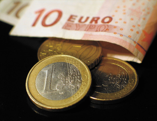 bankovky a mince eura na černém podkladu