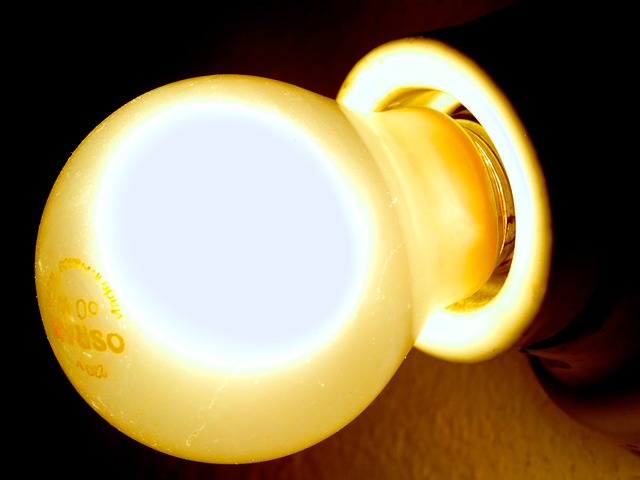 rozsvícená mléčná žárovka
